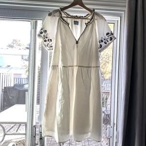 NWT Beautiful Off-white Embroidered Dress with Pockets